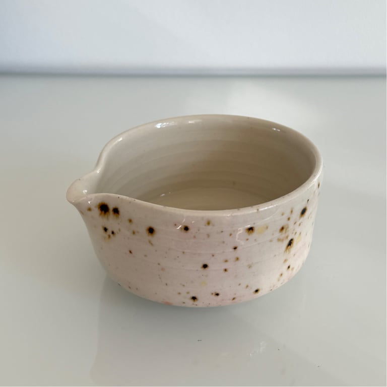 Kop/skål med hældetud, beige/brun/rosa