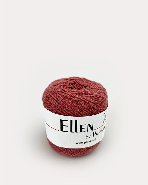 Rødbrunt garnnøgle med etiketten "Ellen by Permin" på hvid baggrund.