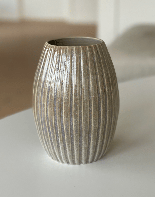 Vase, skifergrå m. riller - 18 cm