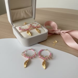 Creole med lyserøde perler og snoede kobbertråd – produktbillede