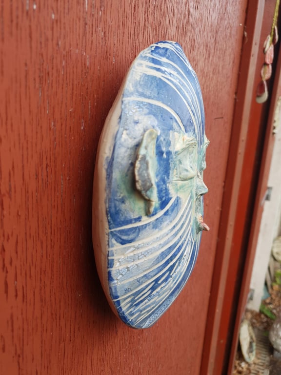 Vægkunst med ansigt, der rækker tunge billede 3