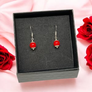 Røde øreringe  – produktbillede