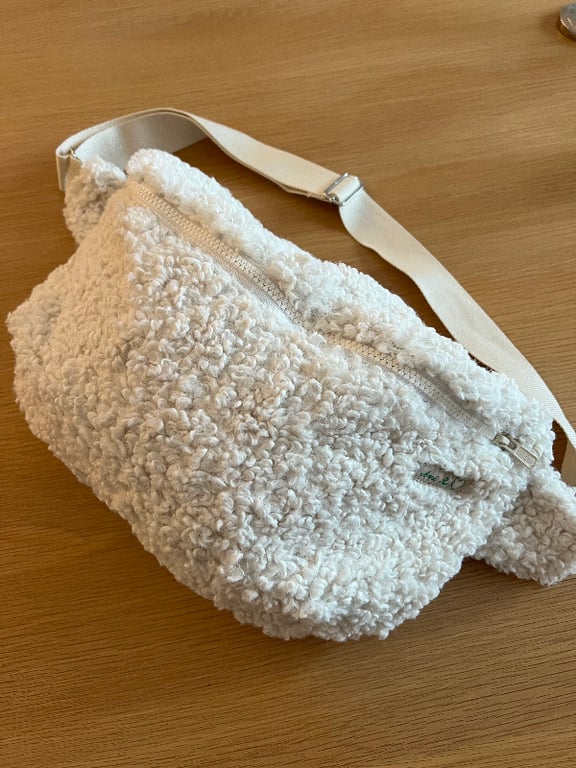 Stor bum bag i råhvidt pels