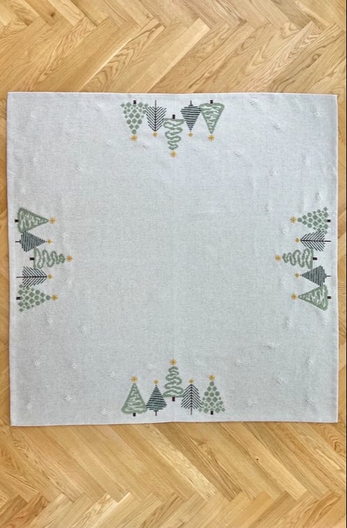 Grøn jul med stil - juletræstæppe 2028-1                             Str. 140 x 140 cm.