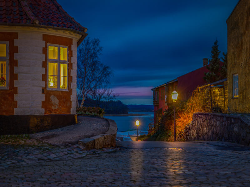 Den blå time på det gamle torv i Præstø med et kig ned af Kittenstræde