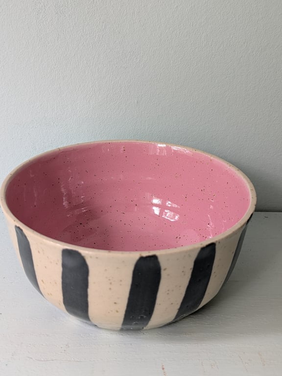 Skål pink med sorte striber 