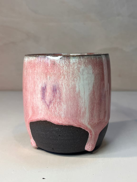 Kop med løbe hjerter. 300 ml. H: 8,5 cm