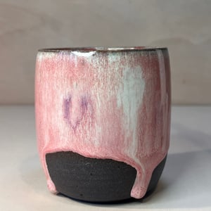 Kop med løbe hjerter. 300 ml. H: 8,5 cm – produktbillede