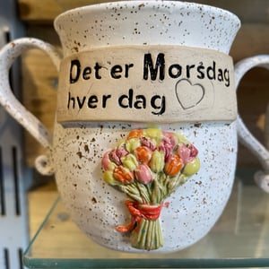 Keramik krus med tekst - Det er morsdag hver dag  – produktbillede