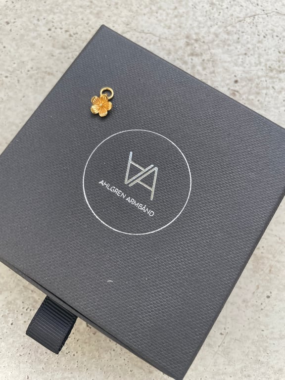 Vedhæng blomst i forgyldt Sterlingsølv i 18k guld