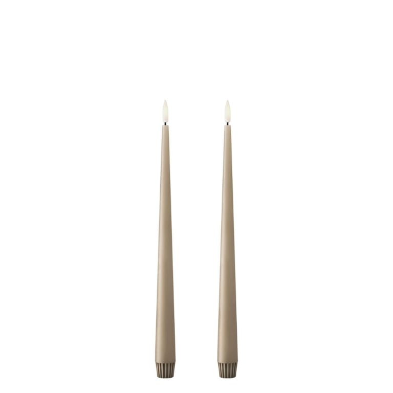 To batterier drevet LED lysestager i beige med flammeeffekt.