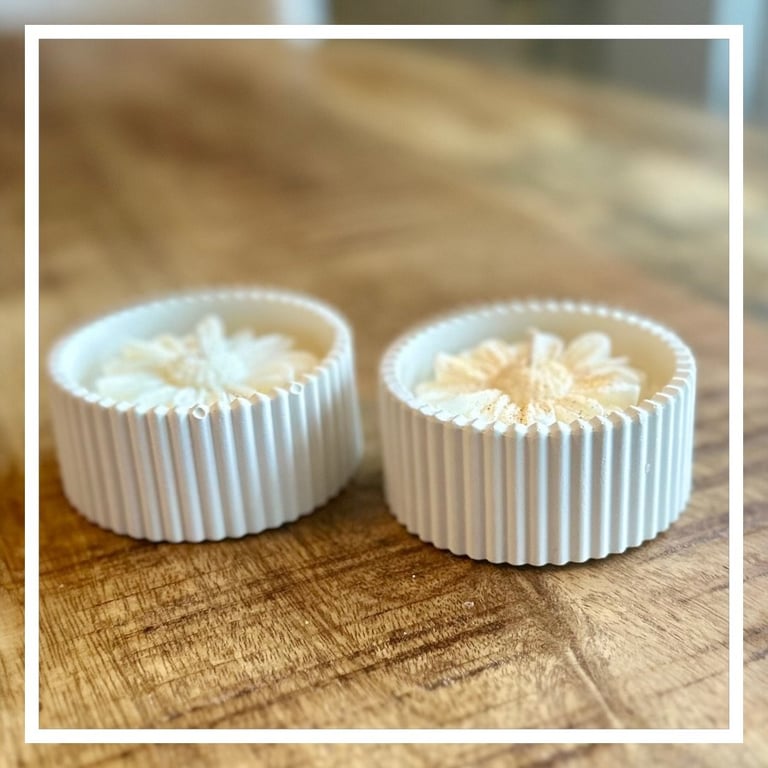 Soyavokslys med blomst støbt i hvid krukke - sølv/guld glimmer.  billede 4