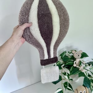 Tuftet luftballon - Håndlavet vægkunst i 100% uld. – produktbillede