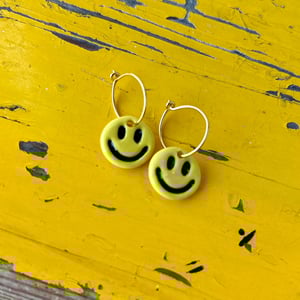 Ørering gul smiley m. sort ansigt  – produktbillede