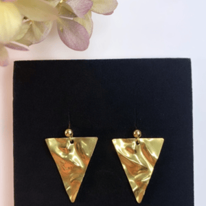 Crumbled trekantet ørestikker – produktbillede