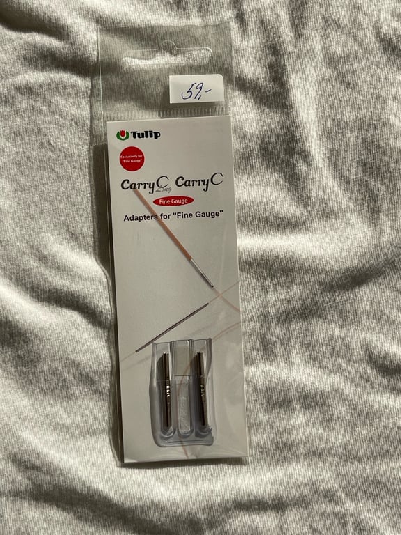 Pakke med Tulip CarryC adapters til "Fine Gauge" strikkepinde på hvid baggrund, pris mærket 59 kr.