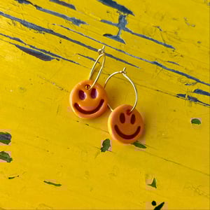 Ørering orange smiley m. rødt ansigt  – produktbillede