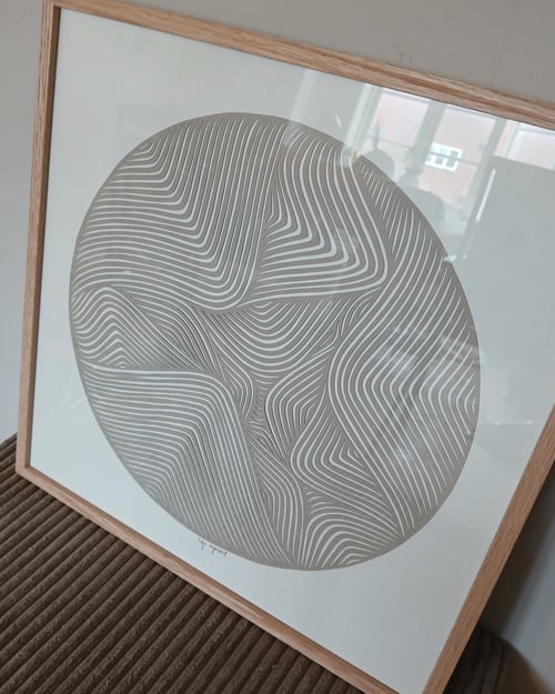 40x40cm, beigegrå papercut, indrammet 