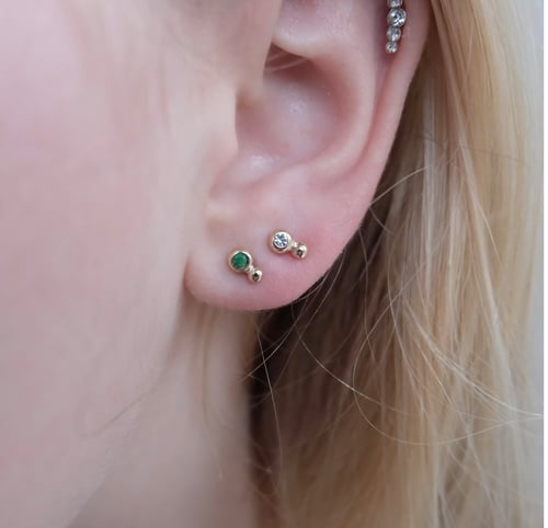 Comma stud in 14 k gold with emerald (3)