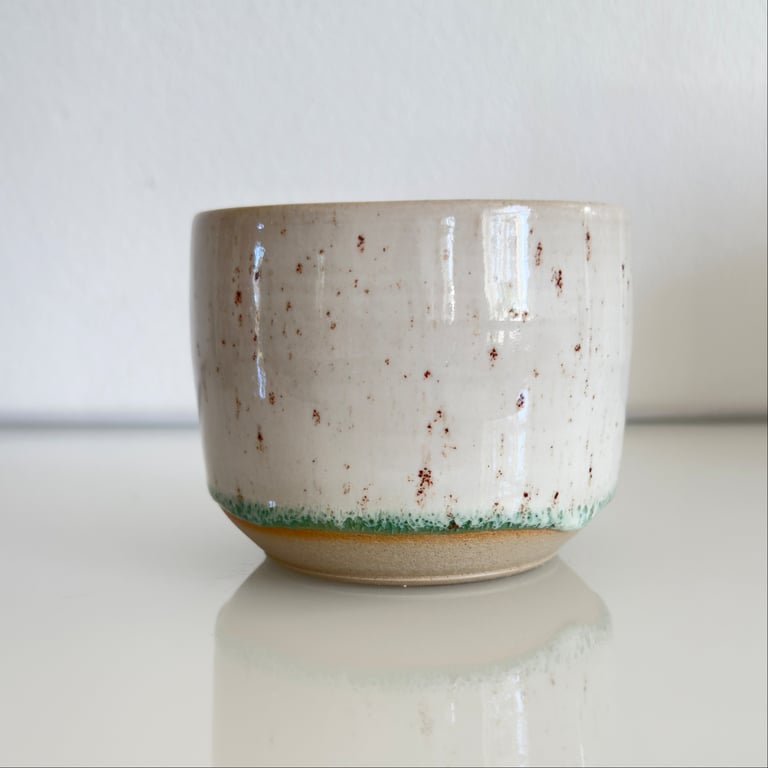 Kop skål uden hank, råhvid med nister og grøn