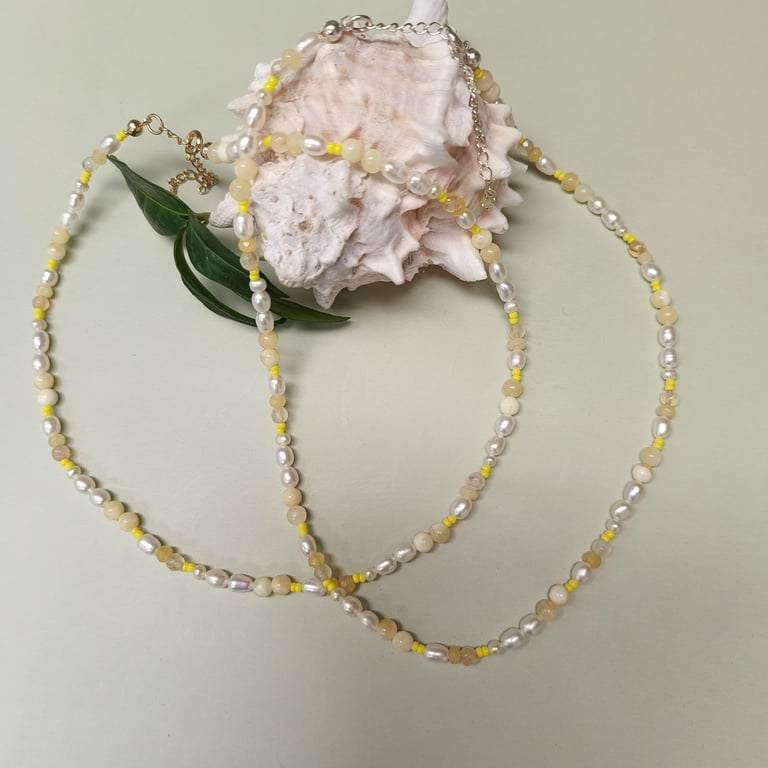 Gul halskæde med ferskvandsperler