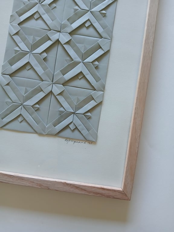 A4 foldet papirværk, lysegrå, indrammet billede 3