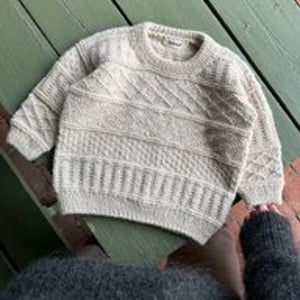 Opskrift: PetiteKnit - STORM SWEATER JUNIOR – produktbillede
