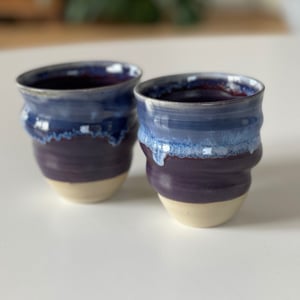 Kop, Cortado - spiraldrejet, mørk violet/creme – produktbillede