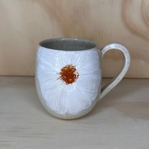 Kop med sommerblomst HVID – produktbillede