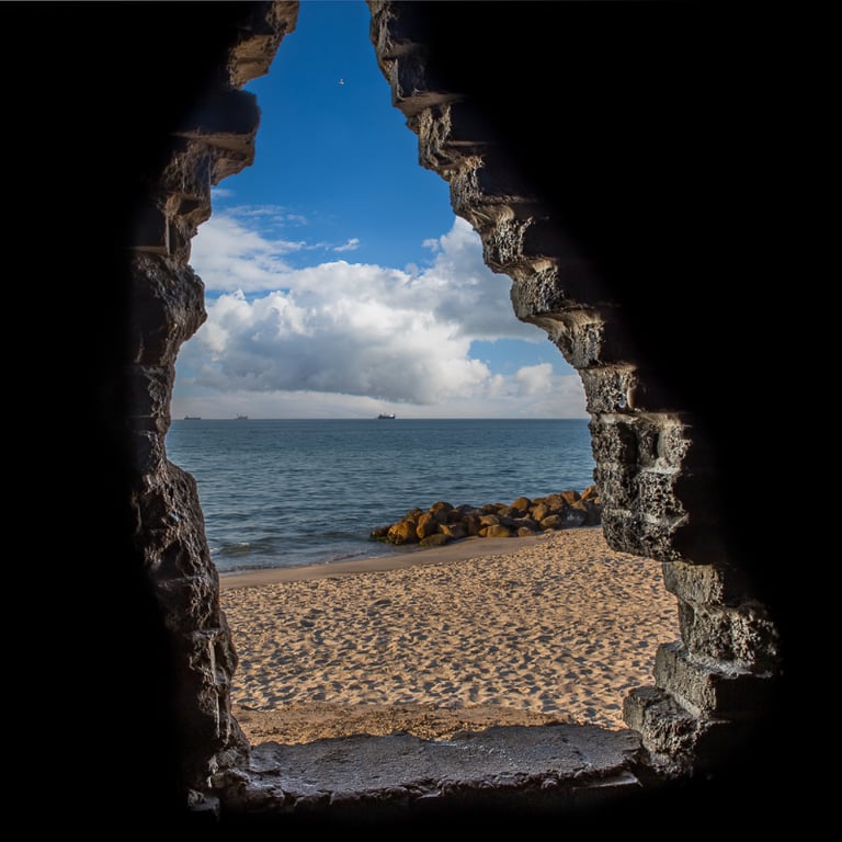 Udsigt over havet fra en gammel bunker i Skagen en smuk sommerdag