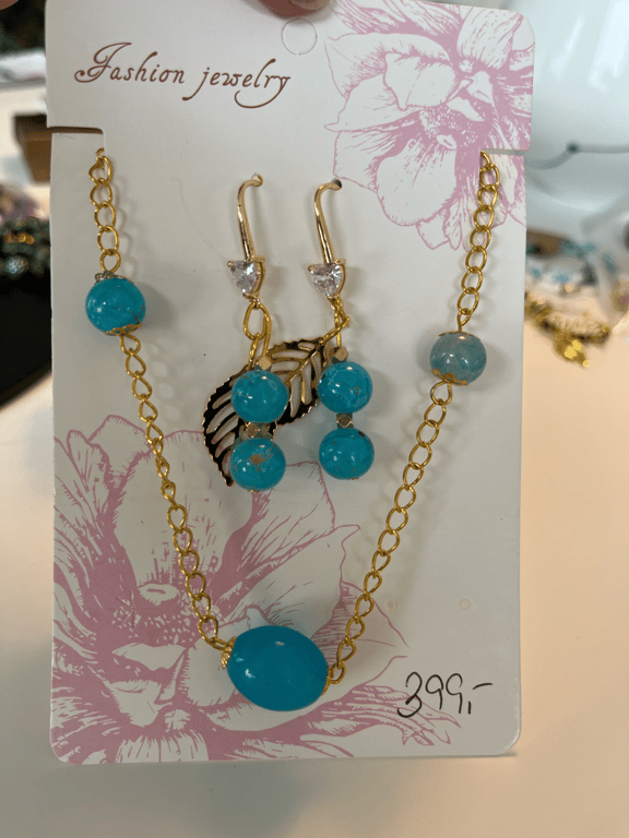 Sæt med smukke laguneblå øreringe og halskæde billede 3