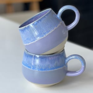 Buttet kop, lilla / cremehvid – produktbillede