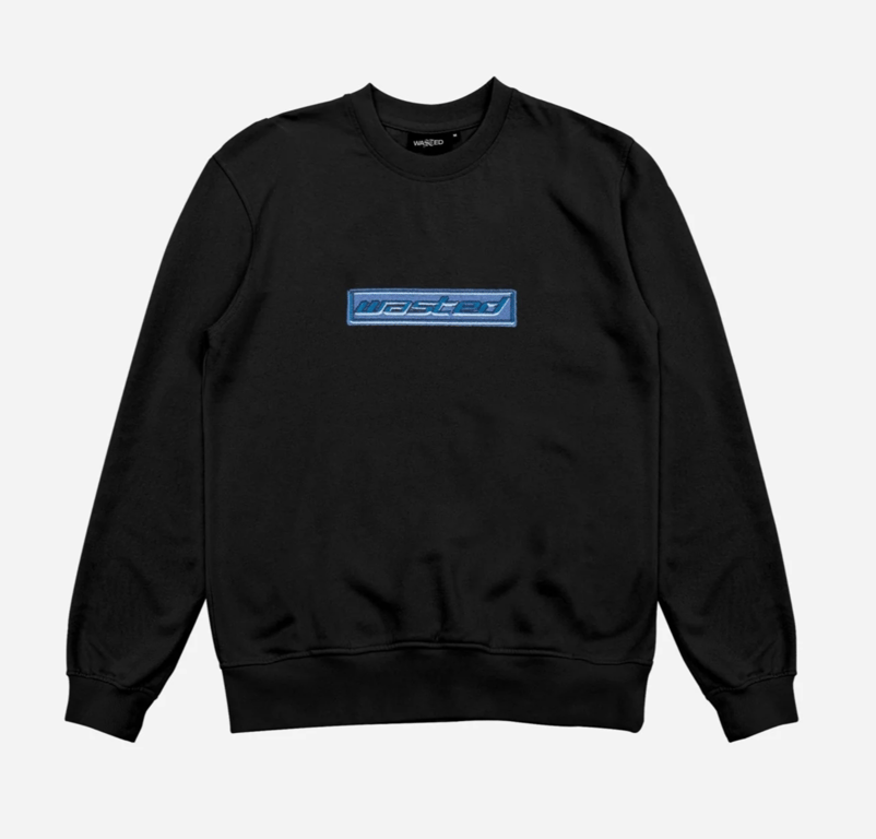 Sort sweatshirt med rund hals og blå "wasted" logo midt på brystet.