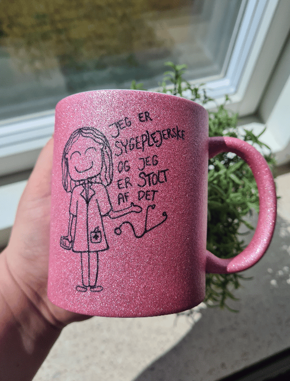 Krus: Jeg er sygeplejerske og jeg er stolt af det Pink Glimmer
