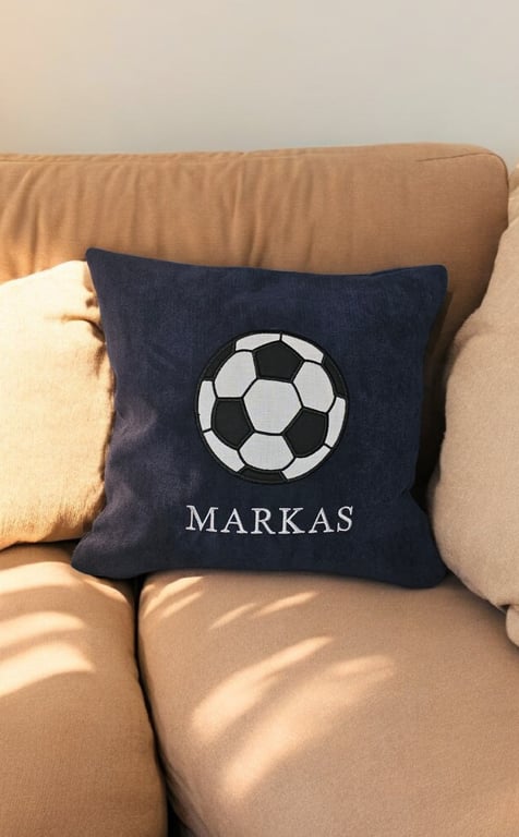 Dekorativt pudebetræk med broderet applikation og navn