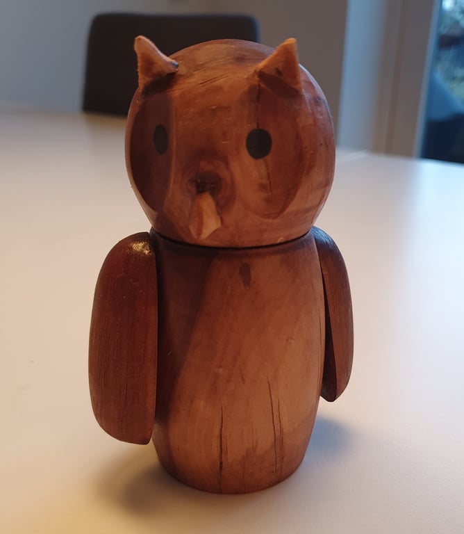 Ugle i æbletræ. 12 cm høj