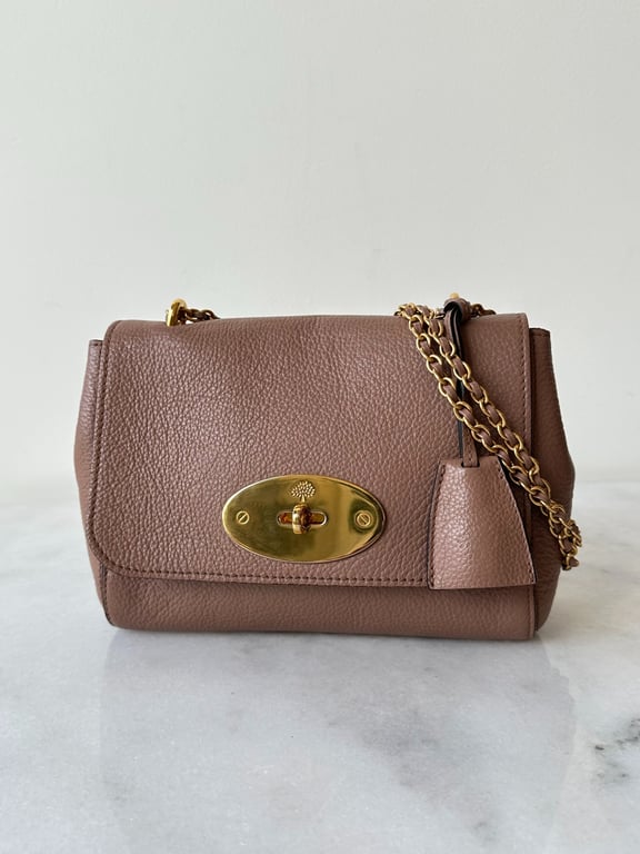 Brun lædertaske med guld metalspænde og kæde.