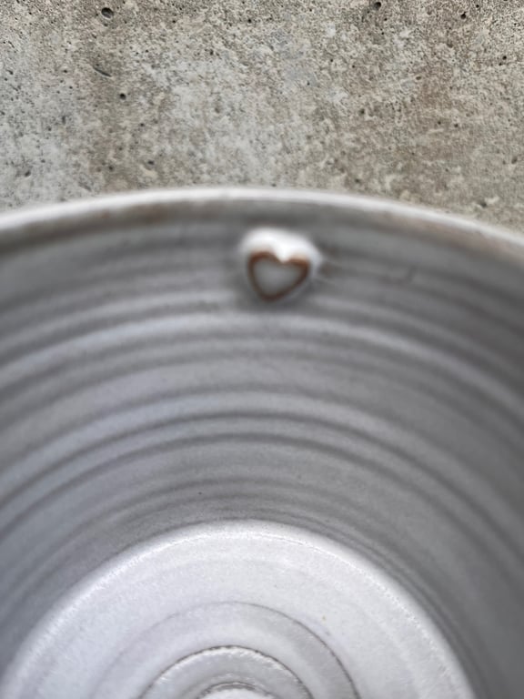 Brun/grøn mor krus med hjertehank. 310 ml. H: 7,5 cm billede 3