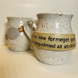 Keramik krus med tekst - Jeg har ikke for meget garn, bare bagud med at strikke.  – produktbillede