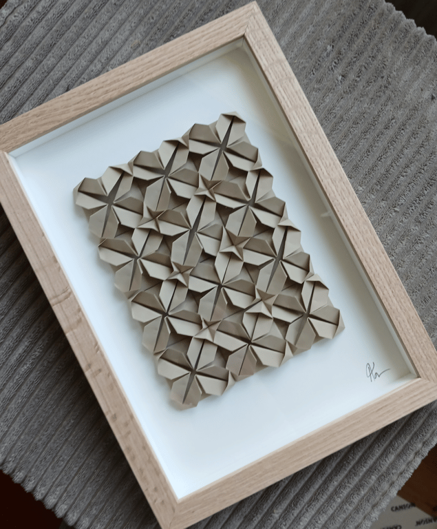 A4 foldet værk, beigegrå,indrammet 