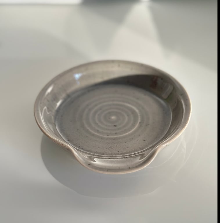 Skeholder grå med nister