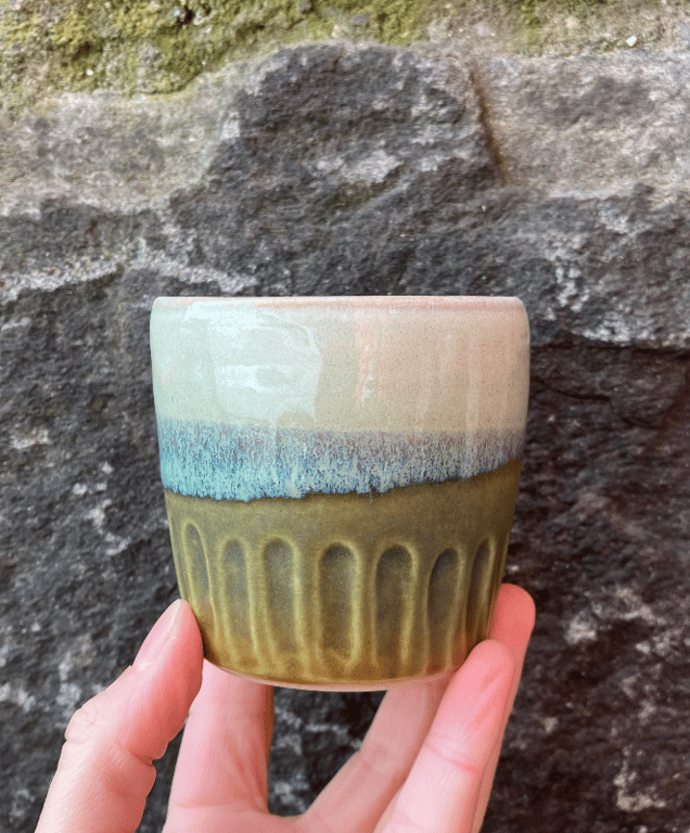 Lille hånddrejet kop 