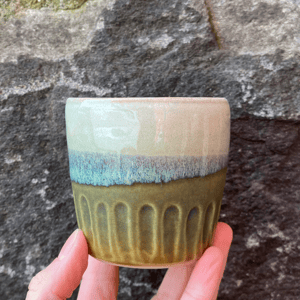 Lille hånddrejet kop  – produktbillede