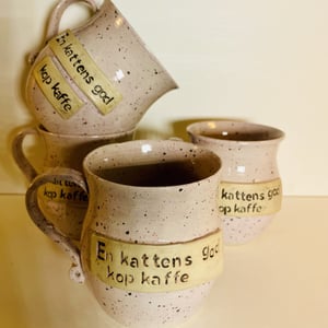 Krus med tekst - En kattens god kop kaffe, med katte motiv – produktbillede