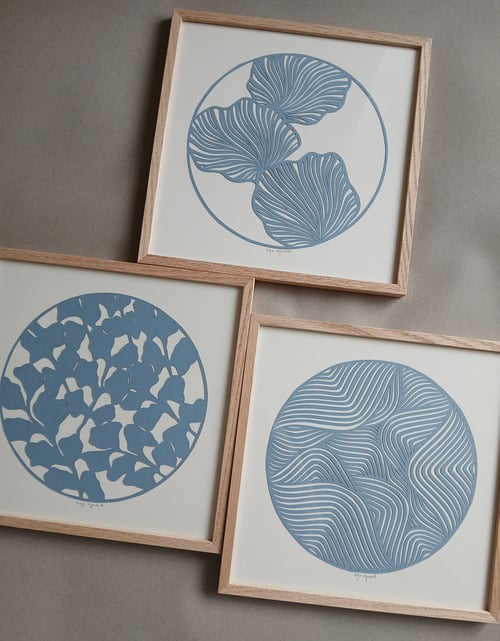 30x30cm papercut, støvet blå, indrammet 
