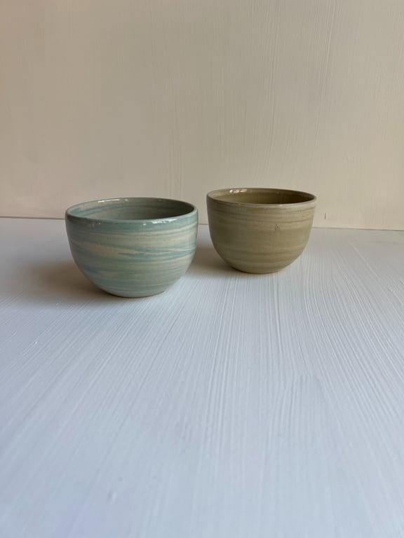 Swirly kop i indfarvet ler