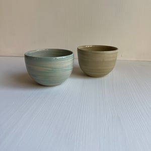 Swirly kop i indfarvet ler – produktbillede