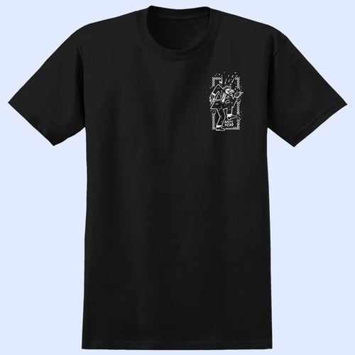 Sort T-shirt med lille hvid illustration af en person med rygsæk og mobiltelefon, omgivet af et mønstret rektangel og teksten "ANTI MIND". (1)