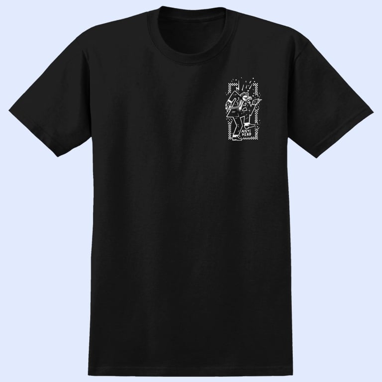 Sort T-shirt med lille hvid illustration af en person med rygsæk og mobiltelefon, omgivet af et mønstret rektangel og teksten "ANTI MIND".