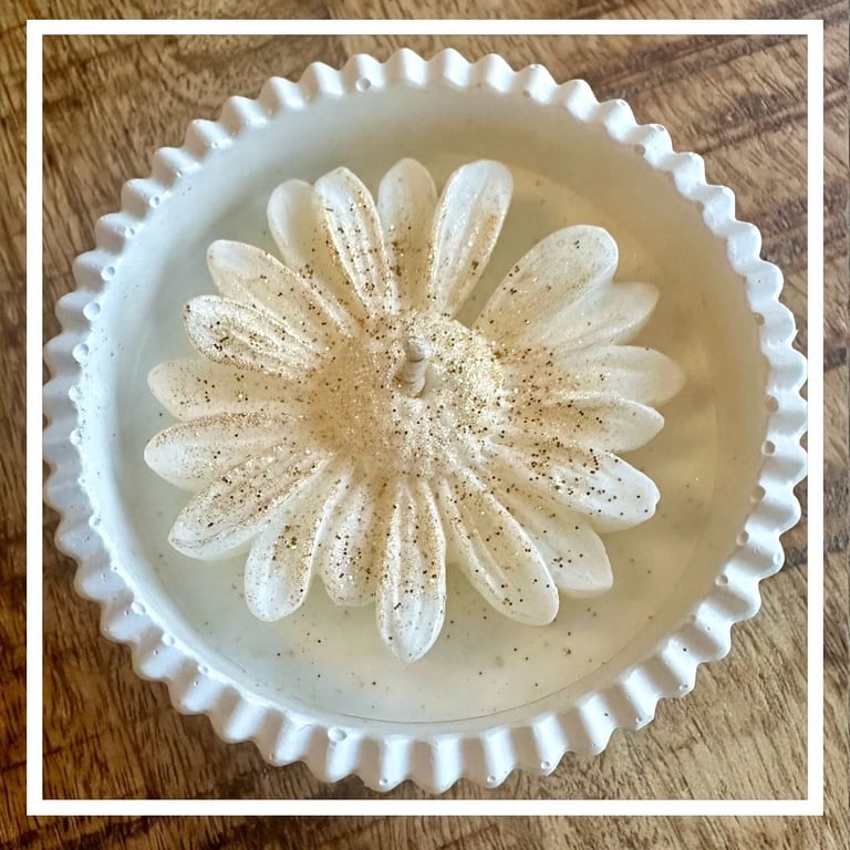 Soyavokslys med blomst støbt i hvid krukke - sølv/guld glimmer.  billede 2